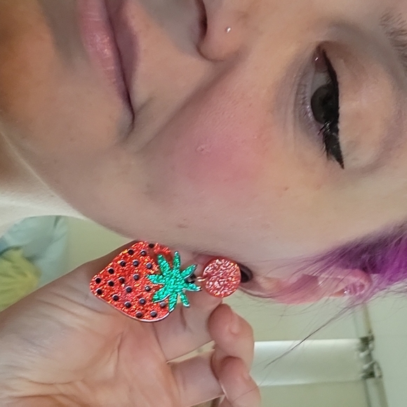 🤎 Glitter Strawberry Drop Earrings - Picture 6 of 7